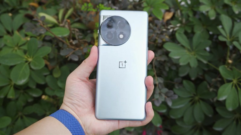 OnePlus Ace 2 ngoại hình gọn gàng, cầm nắm vừa tay OnePlus Ace 2 ngoại hình gọn gàng, cầm nắm vừa tay