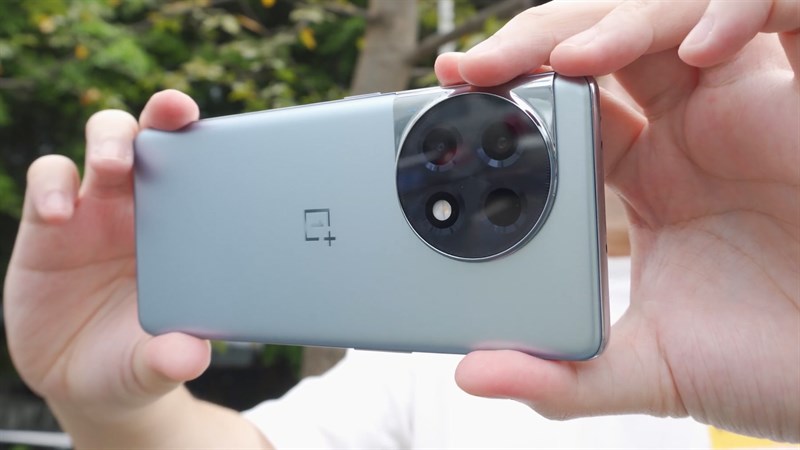 OnePlus Ace 2 được gia công từ chất liệu nhựa cho cả mặt lưng và khung viền OnePlus Ace 2 được gia công từ chất liệu nhựa cho cả mặt lưng và khung viền