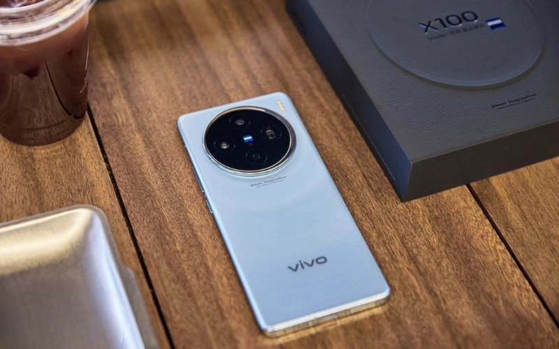Thiết kế liền mạch, tối giản hơn trên vivo X100. 