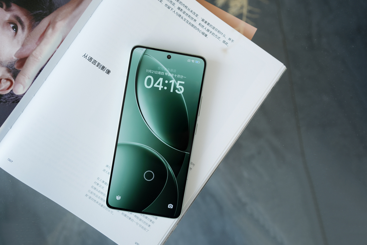 Cận cảnh Redmi K80 Ultra vói màn hình hiển thị sắc nét