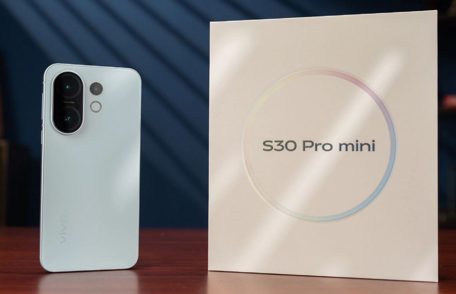 Vivo S30 Pro Mini có thiết kế nhỏ gọn, nhưng vẫn bền bỉ