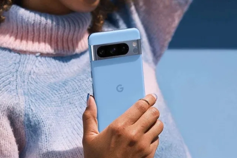 Thiết kế cụm camera sau lưng máy cũng được lồi lên hơn so với trước