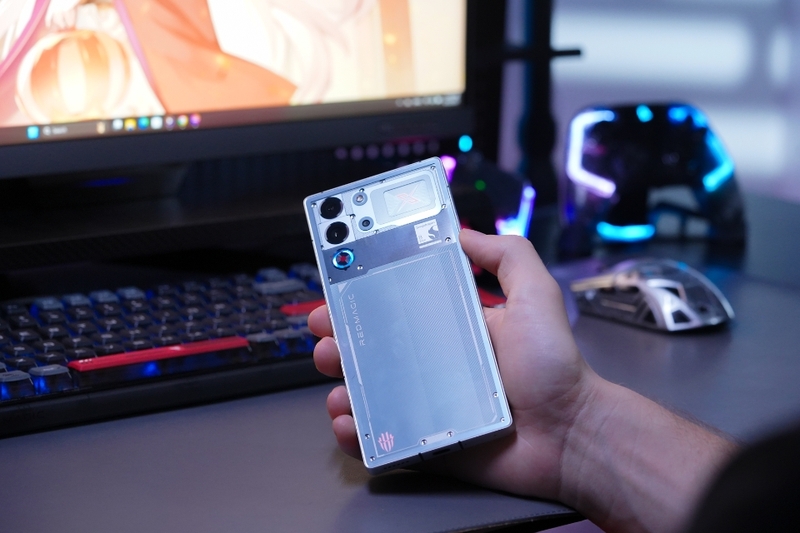 Red Magic 10S Pro 12GB 256GB có thiết kế mặt lưng phẳng hoàn toàn