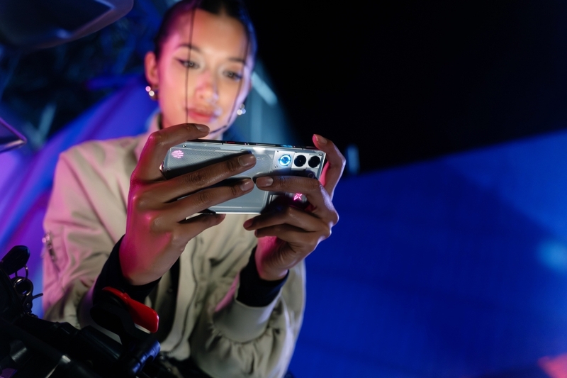 Red Magic 10S Pro 12GB 256GB được trang bị cặp shoulder triggers vật lý