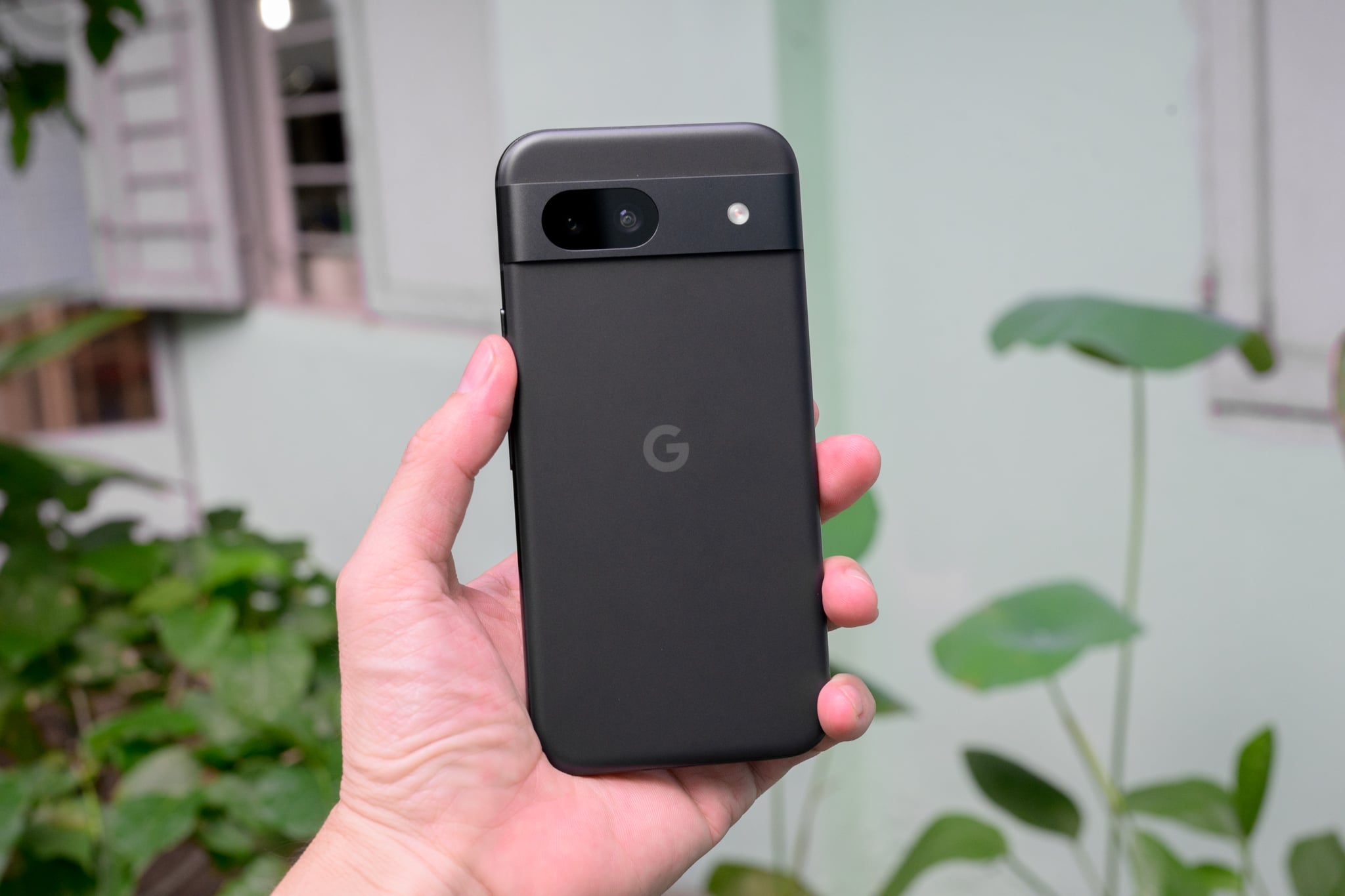Trên tay Google Pixel 8a: Nhỏ gọn, viền màn hình dày, chip Tensor G3, có AI, giá 12.5 triệu