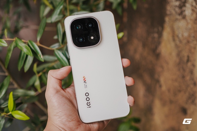 Trên tay iQOO 15: Điện thoại mới của vivo với chip Snapdragon 8 Elite Gen 5, pin 7.000mAh, có tính năng của flagship 30 triệu nhưng giá chỉ bằng một nửa- Ảnh 2.