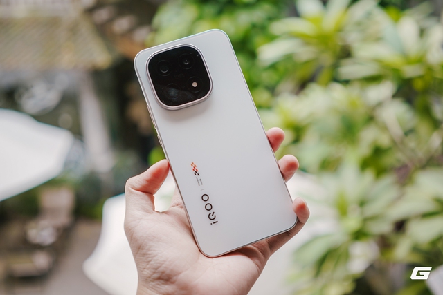 Trên tay iQOO 15: Điện thoại mới của vivo với chip Snapdragon 8 Elite Gen 5, pin 7.000mAh, có tính năng của flagship 30 triệu nhưng giá chỉ bằng một nửa- Ảnh 25.