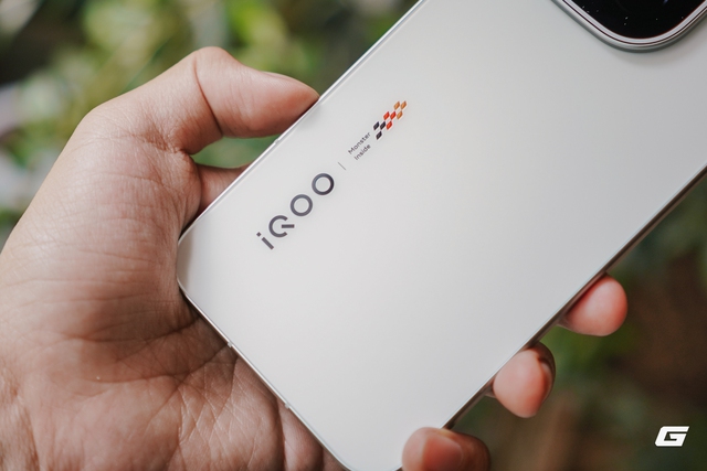 Trên tay iQOO 15: Điện thoại mới của vivo với chip Snapdragon 8 Elite Gen 5, pin 7.000mAh, có tính năng của flagship 30 triệu nhưng giá chỉ bằng một nửa- Ảnh 3.