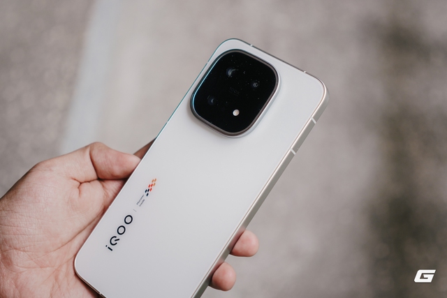 Trên tay iQOO 15: Điện thoại mới của vivo với chip Snapdragon 8 Elite Gen 5, pin 7.000mAh, có tính năng của flagship 30 triệu nhưng giá chỉ bằng một nửa- Ảnh 4.