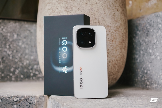 Trên tay iQOO 15: Điện thoại mới của vivo với chip Snapdragon 8 Elite Gen 5, pin 7.000mAh, có tính năng của flagship 30 triệu nhưng giá chỉ bằng một nửa- Ảnh 1.