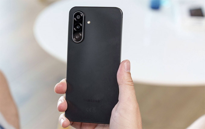 Mặt lưng Galaxy A17 giá rẻ được làm bằng sợi thủy tinh thay vì nhựa