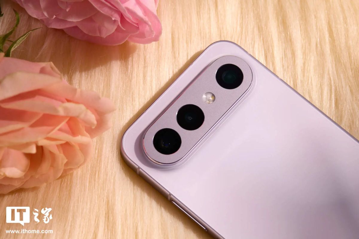 Cận cảnh vivo S50 Pro Mini với bộ 3 camera