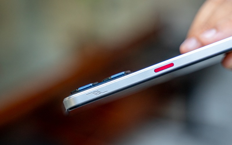 Thiết kế hầm hố đậm chất gaming phone