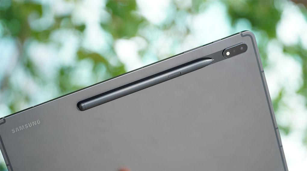 Sạc từ tính qua vị trí cố định ở mặt lưng - Samsung Galaxy Tab S8+