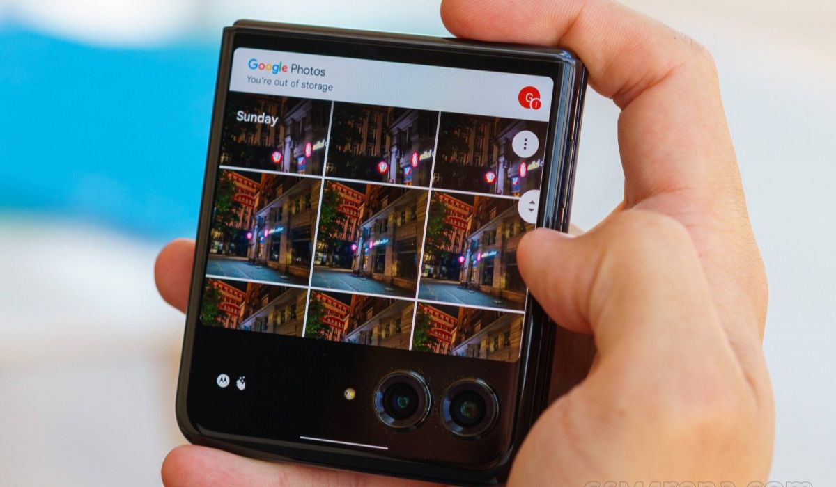 Motorola Razr 50 Ultra máy được trang bị màn hình phụ 4 inches, tấm nền LTPO OLED, độ phân giải 1272 x 1080 pixels