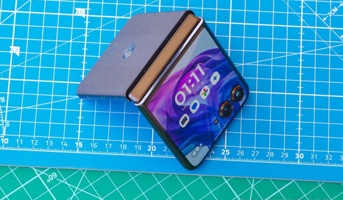 Trên Motorola Razr 50 Ultra, máy được trang bị khả năng kháng nước IPX8