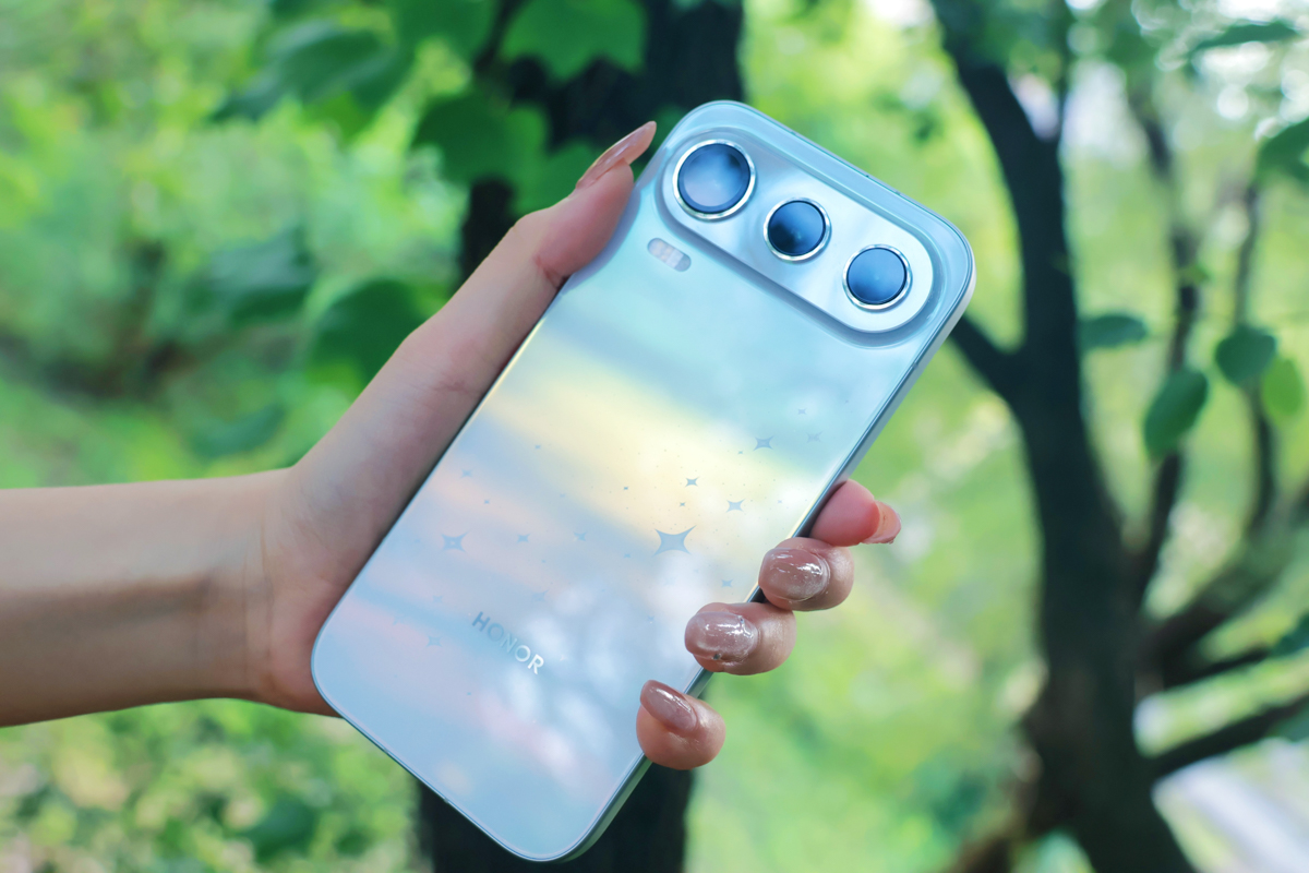Cận cảnh Honor 600 Pro khoe mặt lưng kính có hiệu ứng ngàn sao lấp lánh dưới ánh nắng Cận cảnh Honor 600 Pro khoe mặt lưng kính có hiệu ứng ngàn sao lấp lánh dưới ánh nắng