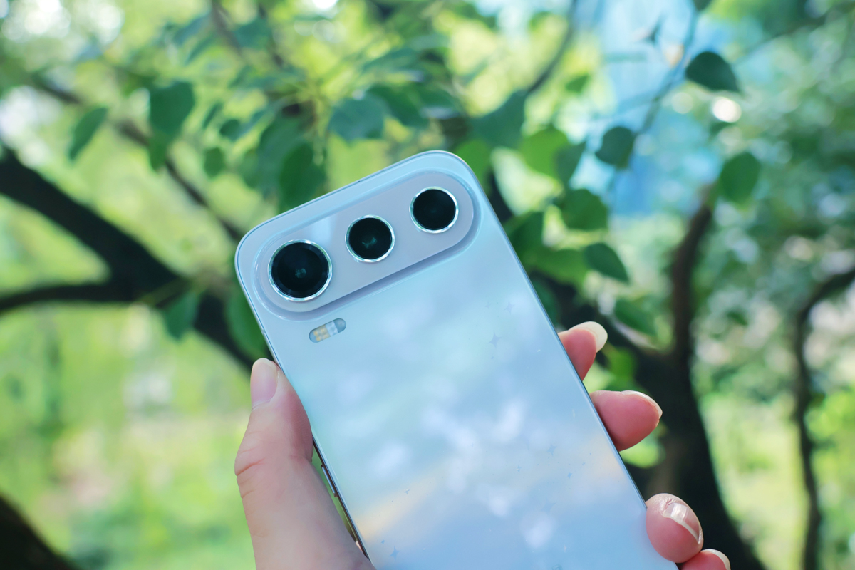 Cận cảnh Honor 600 Pro với cụm camera sau được thiết kế dạng đảo pha lê hình viên thuốc Cận cảnh Honor 600 Pro với cụm camera sau được thiết kế dạng đảo pha lê hình viên thuốc