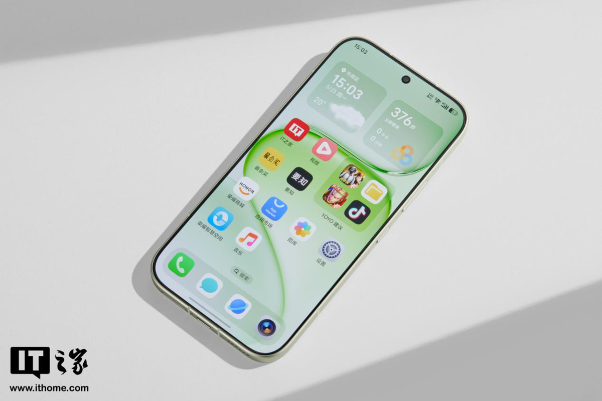 ận cảnh Honor 600 Pro hiển thị nội dung rõ nét ngoài trời nắng gắt nhờ độ sáng màn hình cao ận cảnh Honor 600 Pro hiển thị nội dung rõ nét ngoài trời nắng gắt nhờ độ sáng màn hình cao