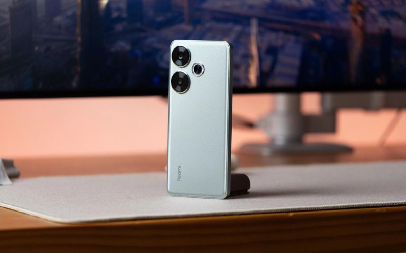 Thiết kế mặt lưng đơn giản trên Xiaomi Poco F6